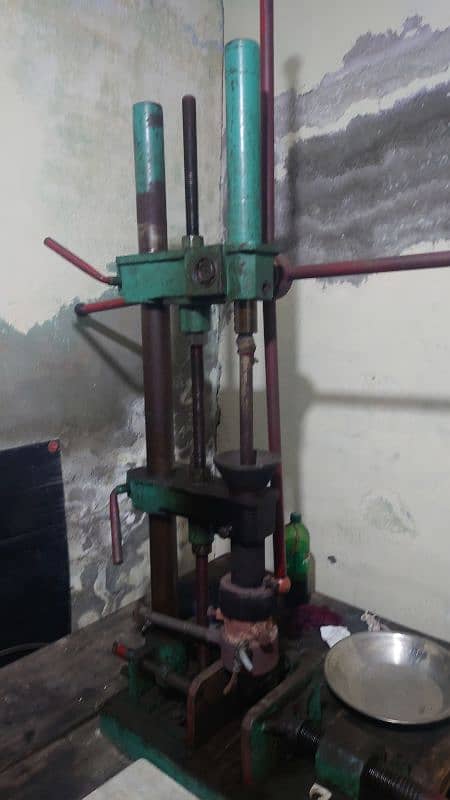 Hand molding machine no. 5 in running condition 1