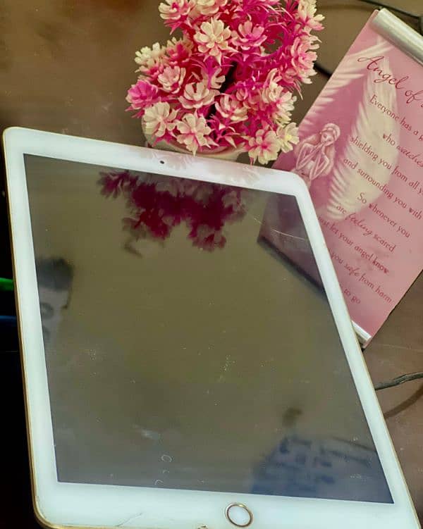 apple IPad 5th generation 32gb (golden) 10/10 condition 0