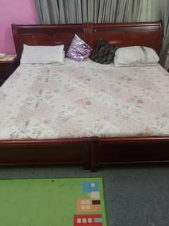 2 single beds with 2 side tables