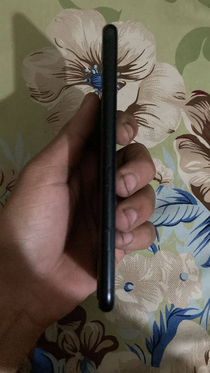 I phone se 2020 black colour 3