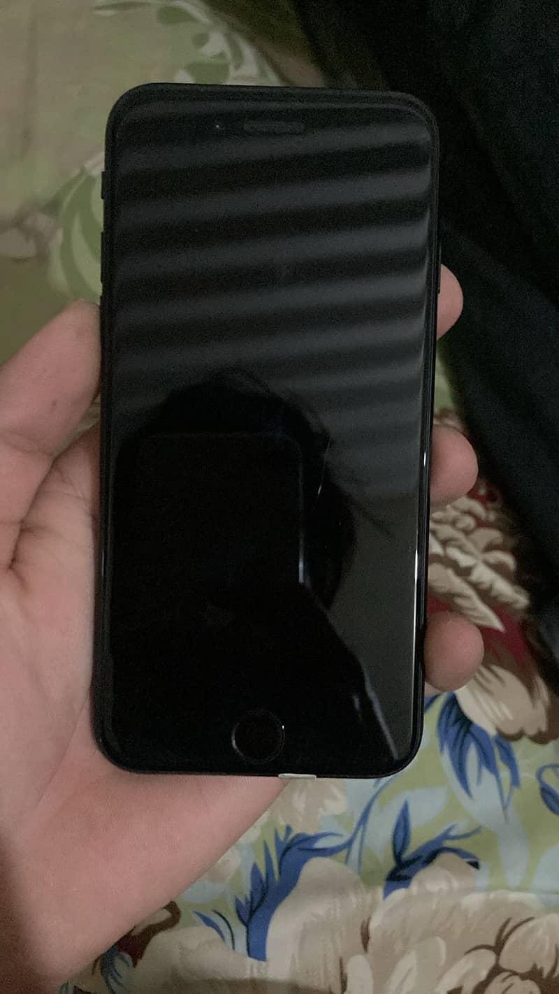 I phone se 2020 black colour 4