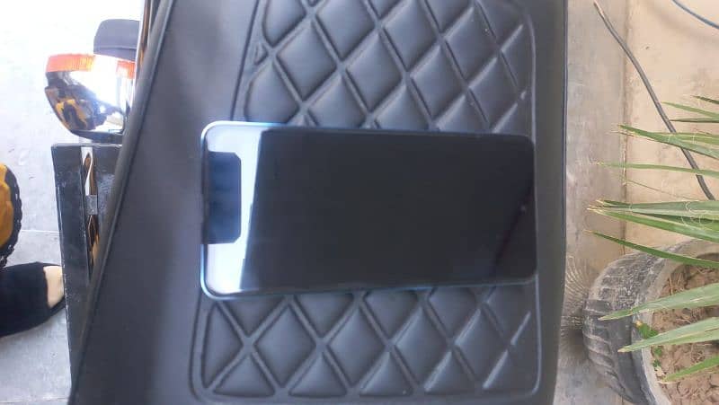 Infinix hot 40i mobile for sale good and lush condition 2