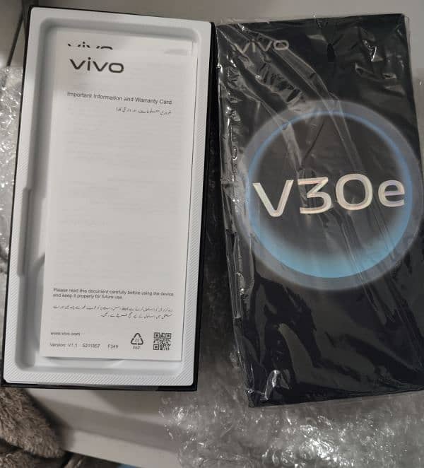 Vivo V30e, 5G, in warranty (8 months) 1