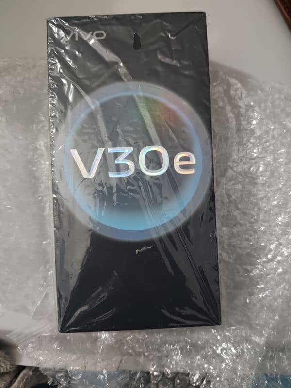 Vivo V30e, 5G, in warranty (8 months) 3