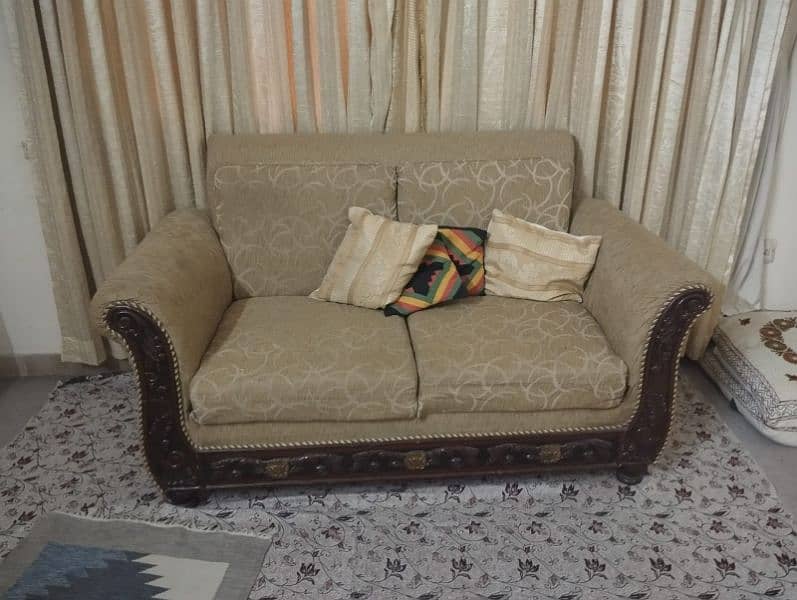 7 seater sofa set and table 0