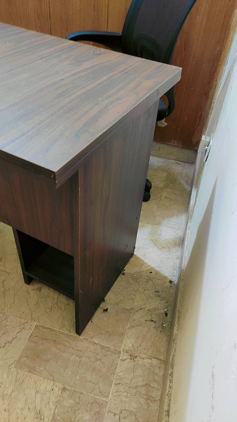 Computer Table For Sale in Excellent Condition 0