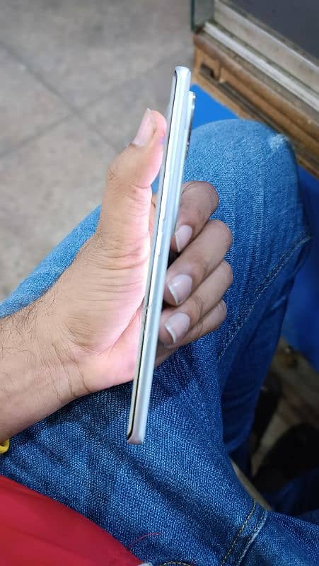 Vivo V40 just Active old h wasay pack hony wali condition h 10/12 cond 4