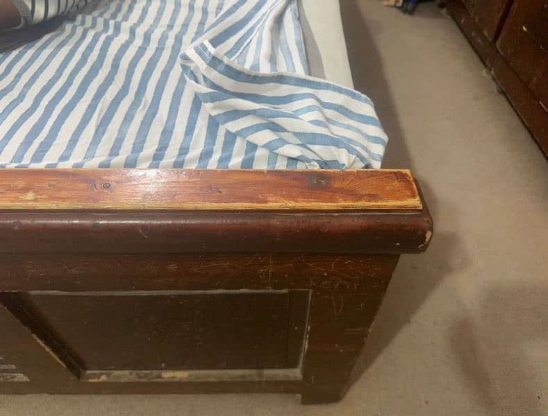 Wooden bed king Size 4