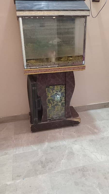 Aquarium with wood stand in good condition 0