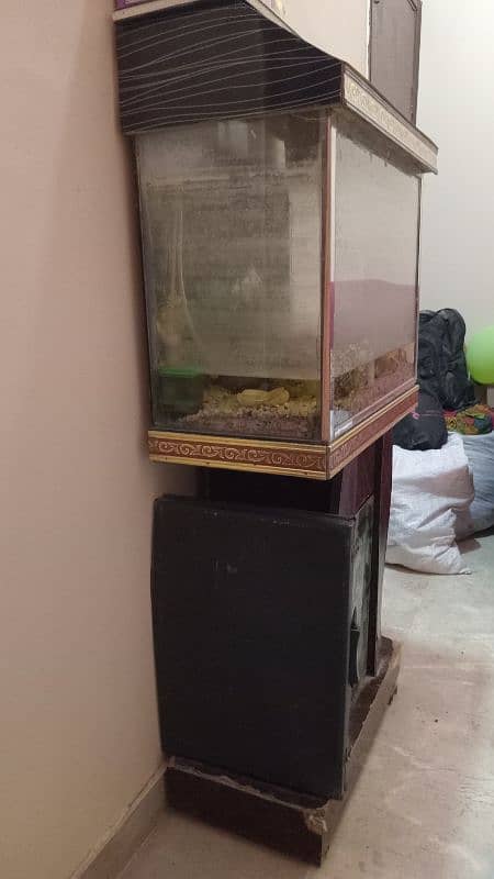 Aquarium with wood stand in good condition 2