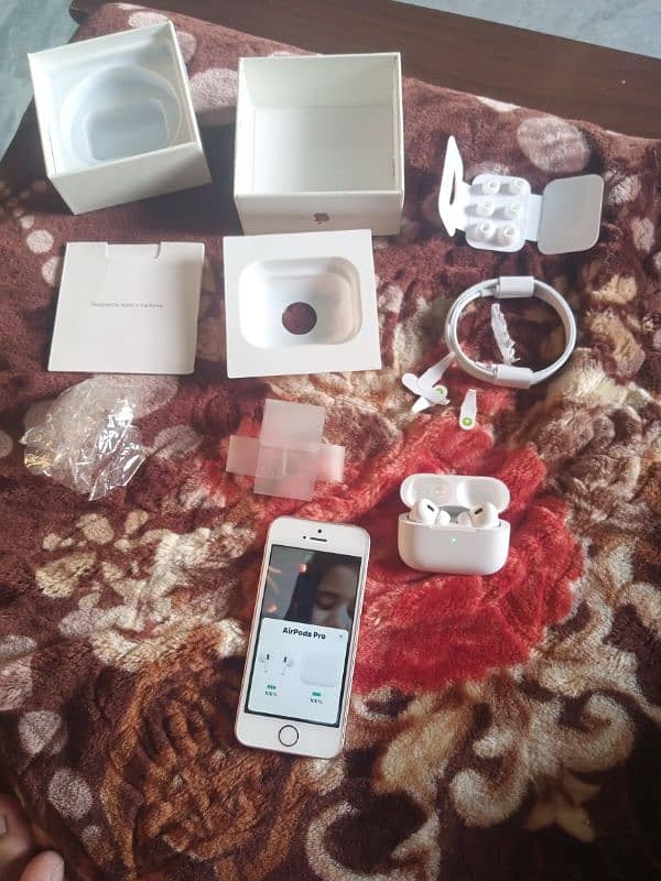 iphone se 32 gb  and Air pods pro 2nd generation 10