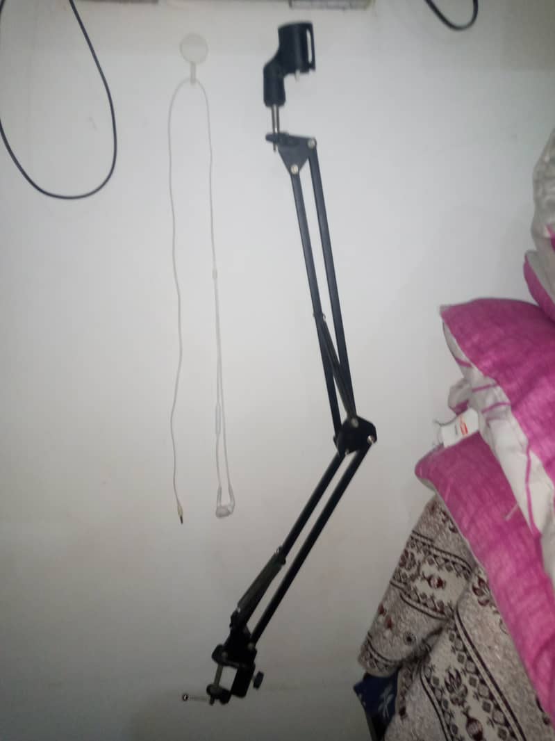 Slightly used mic stand almost new for gaming-studying 2