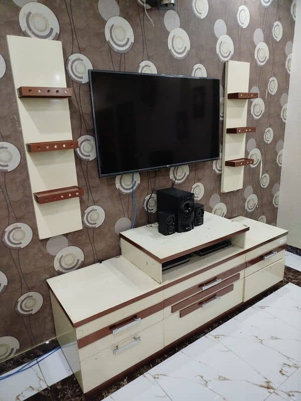 led tv console with showpiece 0