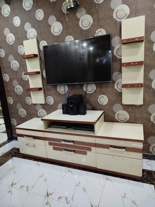 led tv console with showpiece 1