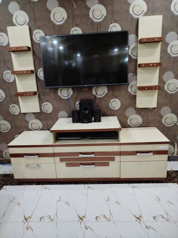 led tv console with showpiece 2