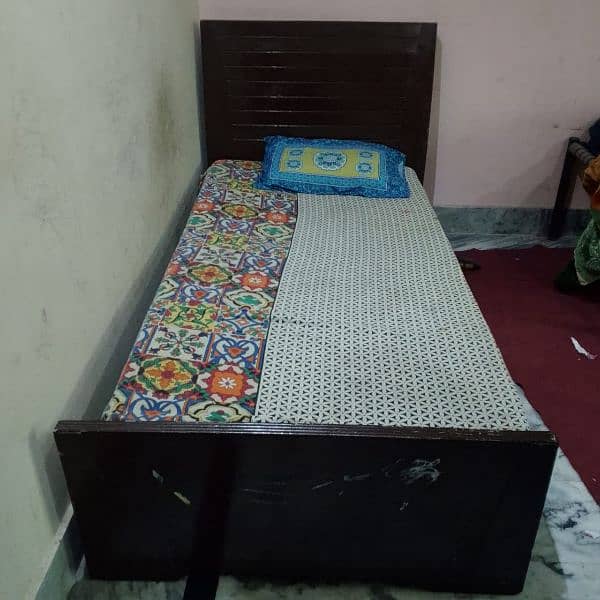 single bed / bed / furniture / wooden bed 1