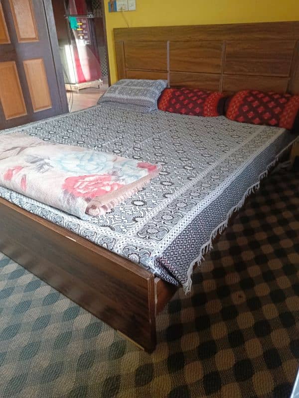 WOODEN BED - SLIGHTLY USED - QUEEN SIZE - NEW 2