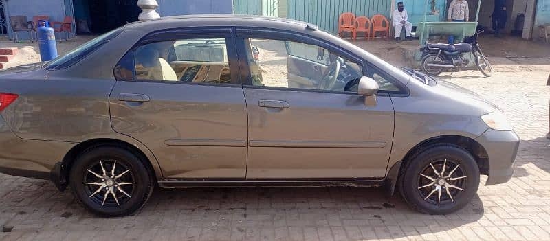 Honda City IDSI 2004 on my name daily driven, btr toyota suzuki liana 5