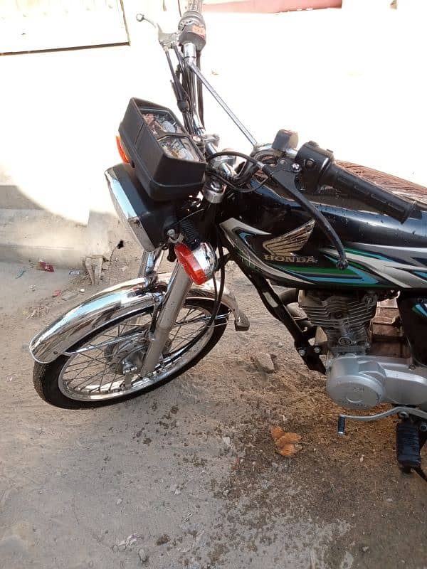 Honda CG 125 2023 black color Karachi number 3