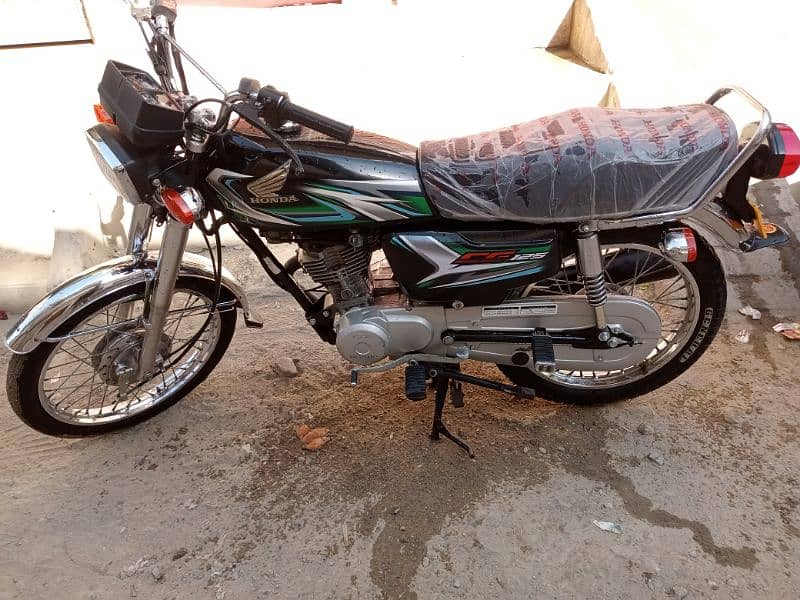 Honda CG 125 2023 black color Karachi number 4