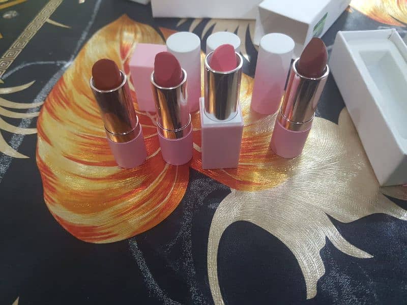 1 lipstick is in 300 0