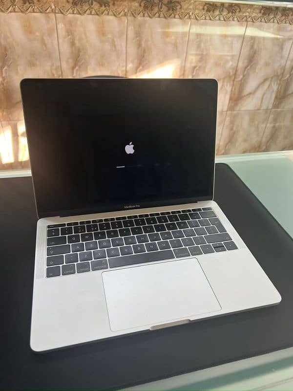 Macbook Pro 2017, Condition Like New, Only 260 cycles 0