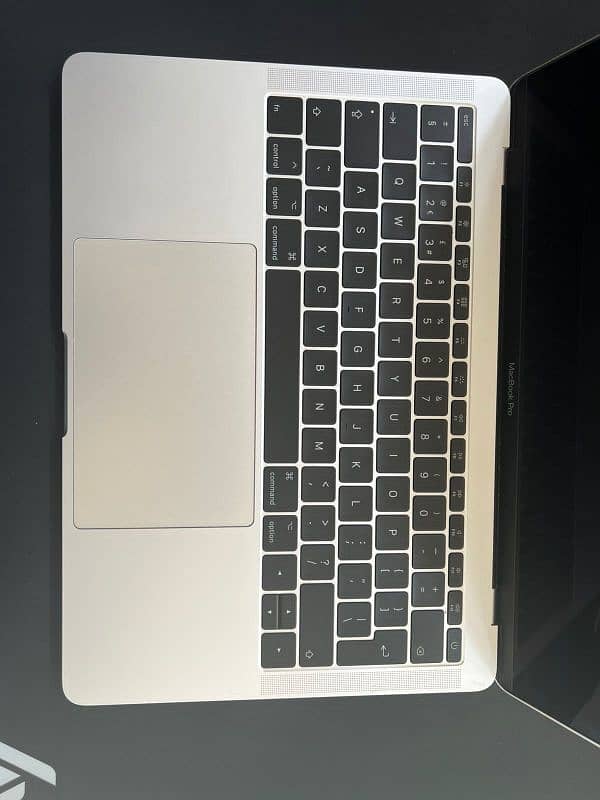 Macbook Pro 2017, Condition Like New, Only 260 cycles 3