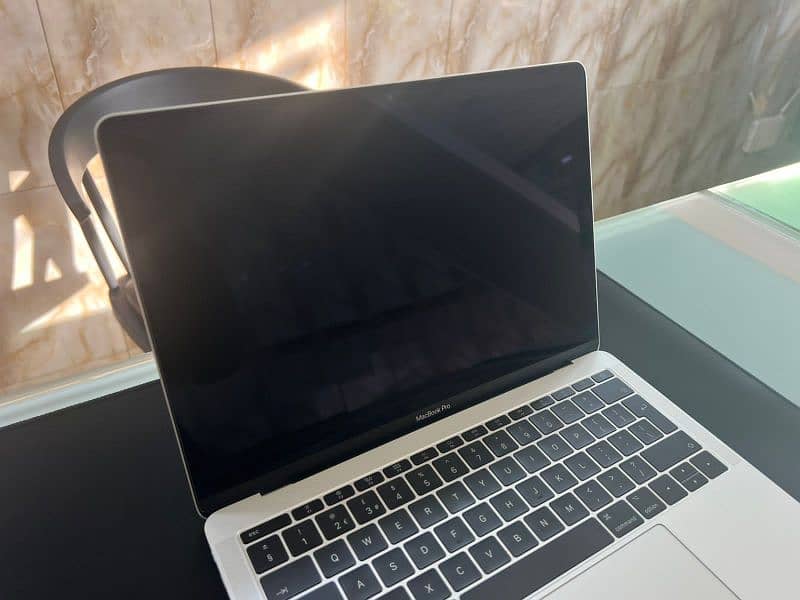 Macbook Pro 2017, Condition Like New, Only 260 cycles 4