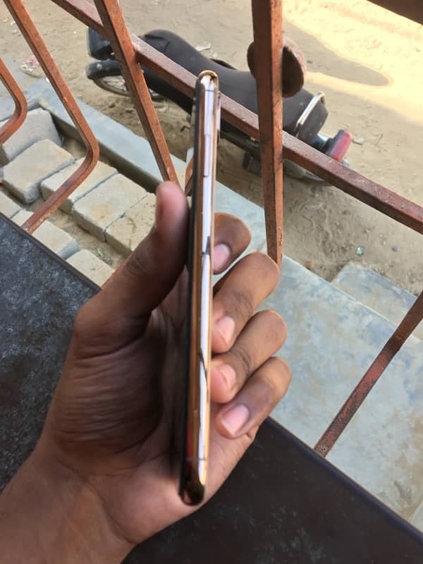 iphone xs max pta approved 64gb 10/10 condition 7