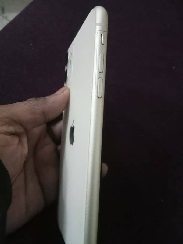 Exchange PTA 128GB iphone 11 white edition 3