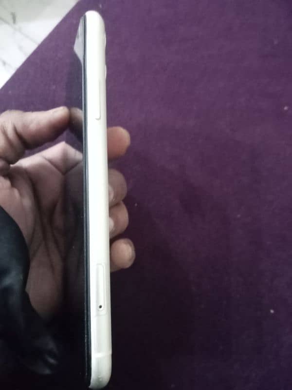 Exchange PTA 128GB iphone 11 white edition 4