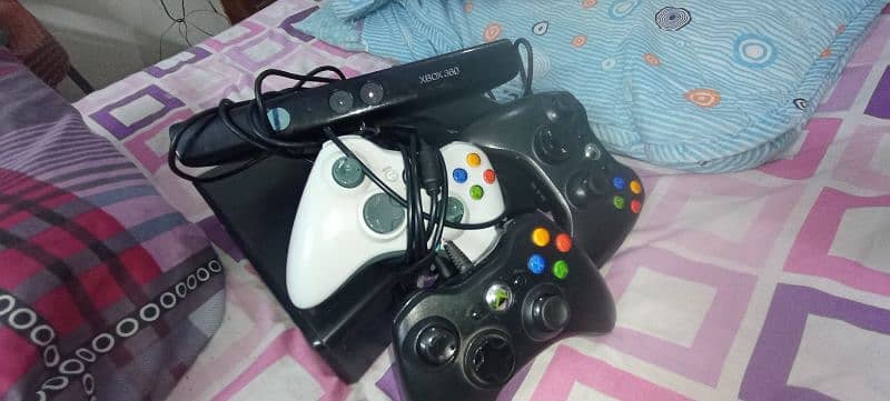 X BOX 360/ 3 CONTROLLER/ KINECT DEVICE 2