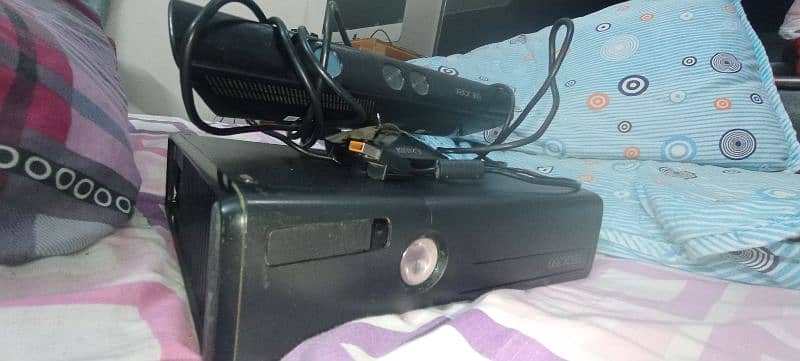 X BOX 360/ 3 CONTROLLER/ KINECT DEVICE 3