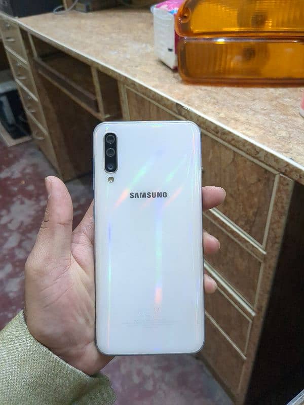 SAMSUNG A50 4