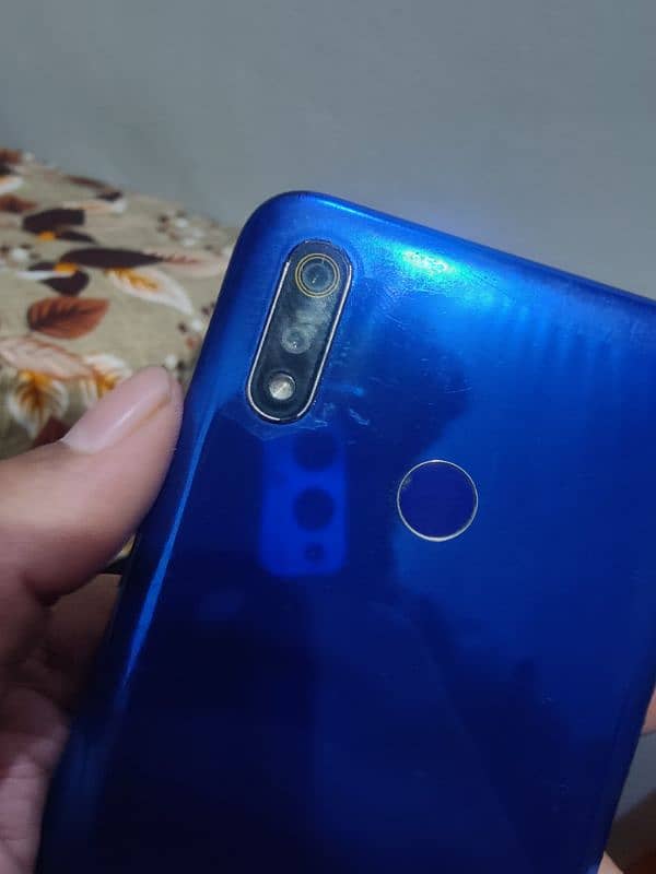 realme 3. . . 4/64 1