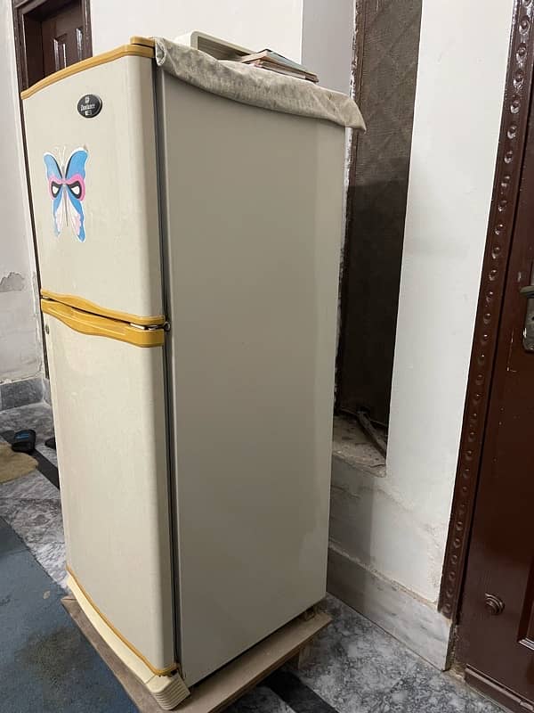 Dawlance refrigerator small size in good condition 1