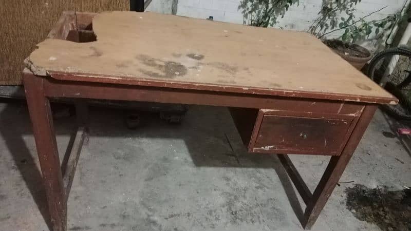 wooden table good condtion front Thora SA damge hy 3