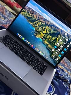 Macbook pro 2017 15 inch touch bar with box