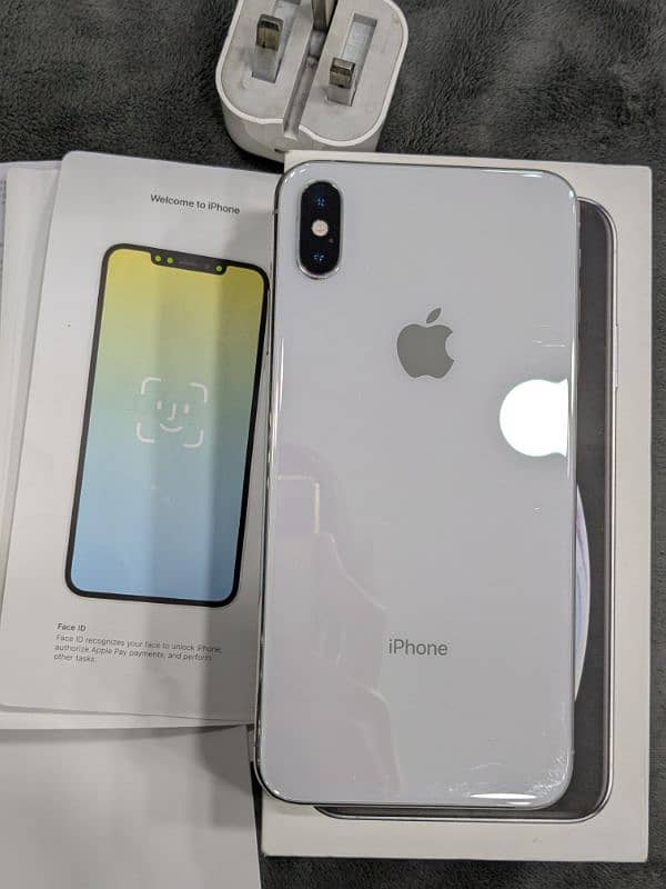 I phone xs max non PTA factory unlocked face I'd True tone on all ok 1