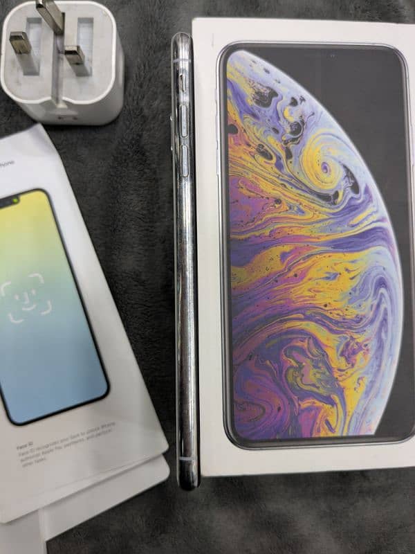 I phone xs max non PTA factory unlocked face I'd True tone on all ok 4