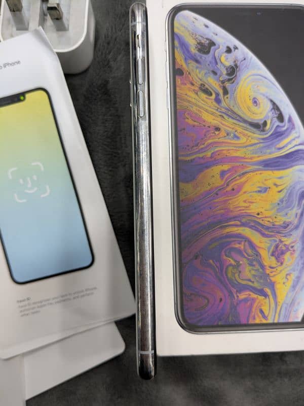 I phone xs max non PTA factory unlocked face I'd True tone on all ok 5