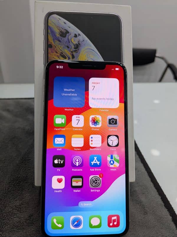 I phone xs max non PTA factory unlocked face I'd True tone on all ok 8