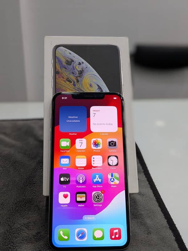 I phone xs max non PTA factory unlocked face I'd True tone on all ok 11