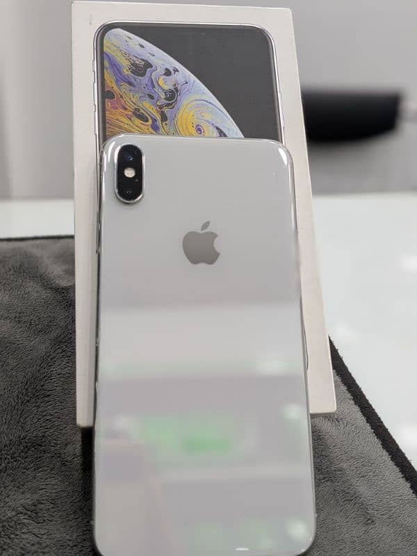 I phone xs max non PTA factory unlocked face I'd True tone on all ok 12