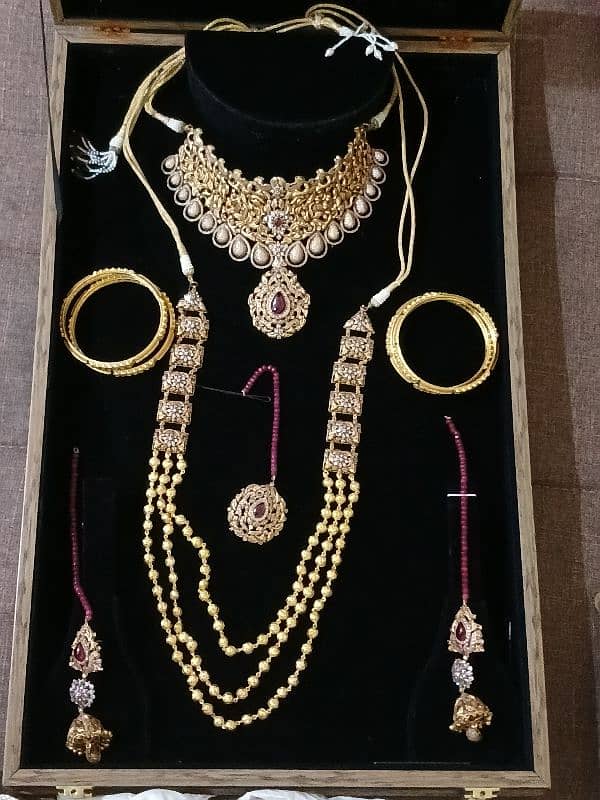 Gold Jewellery Set --- Almost Brand New 0