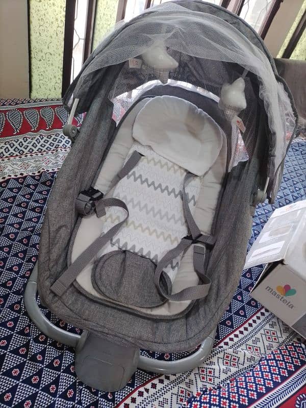 Mastela 4 in 1 Deluxe Mult-functional Bassinet 2