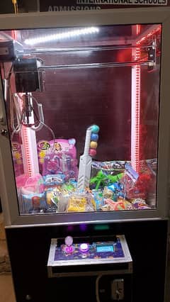 Catcher game claw machine