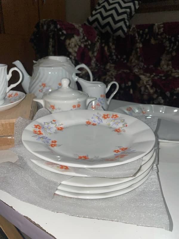 24 piece tea set. 2