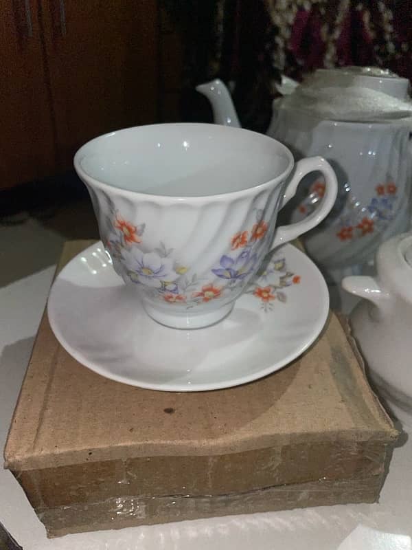 24 piece tea set. 3