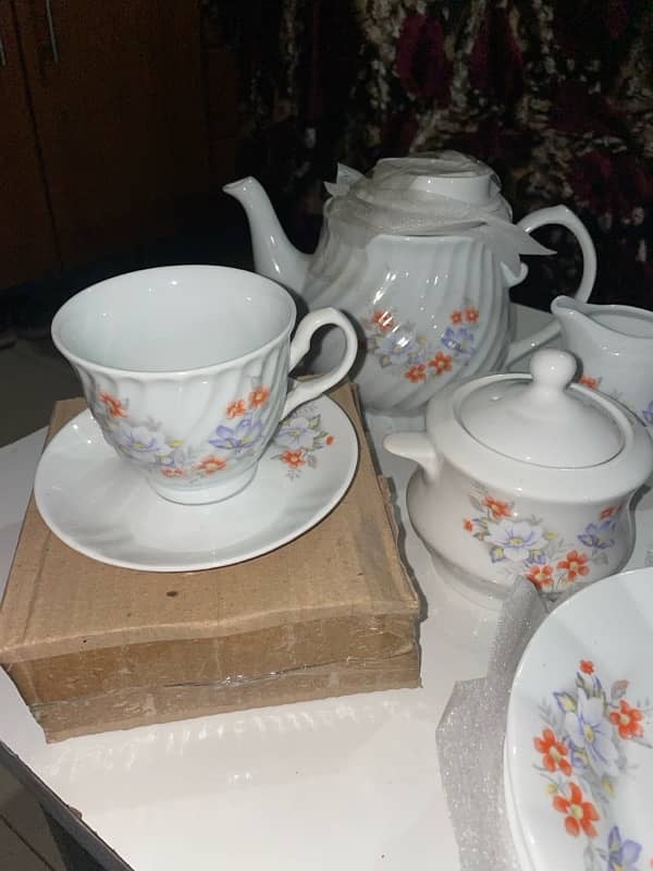 24 piece tea set. 4